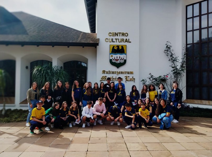 Schüler der Veritá-Schule aus Coronel Vivida besichtigen das Heimatmuseum.