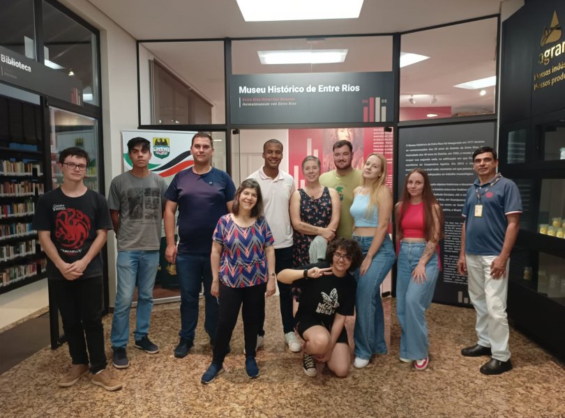 Studenten und Lehrer der Universität Unicentro besuchen das Heimatmuseum von Entre Rios.