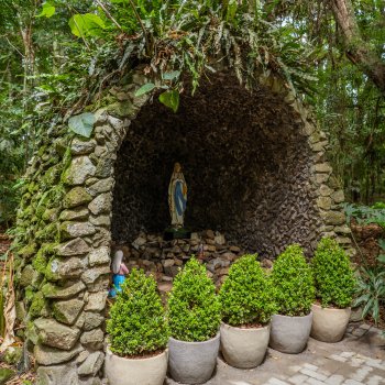 Grotte zu Ehren der Muttergottes von Lourdes